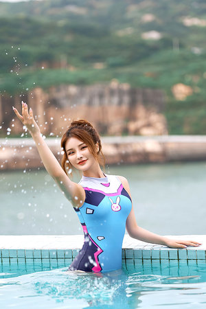 在野外被四个男人躁爽视频