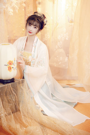 高颜值苗条妹子情趣装肚兜诱惑