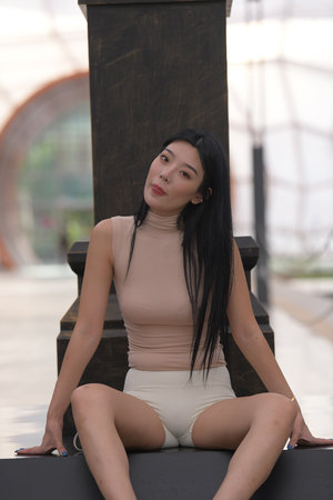 校花的长筒靴踩在我的裆上