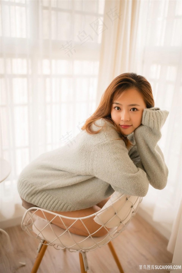 男人疯狂吮乳吃奶动图