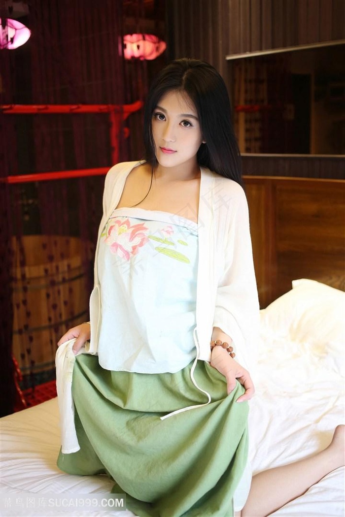 女老师趴开双脚趴在桌子上男生诵