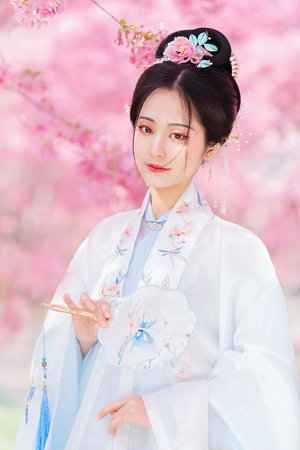 他的手指在里面转动的写作业呢