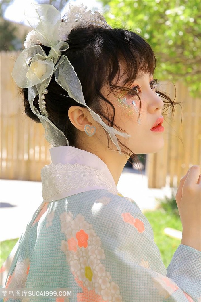 美女在快速抽插下被内射