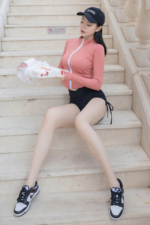 在车后面和岳坶做