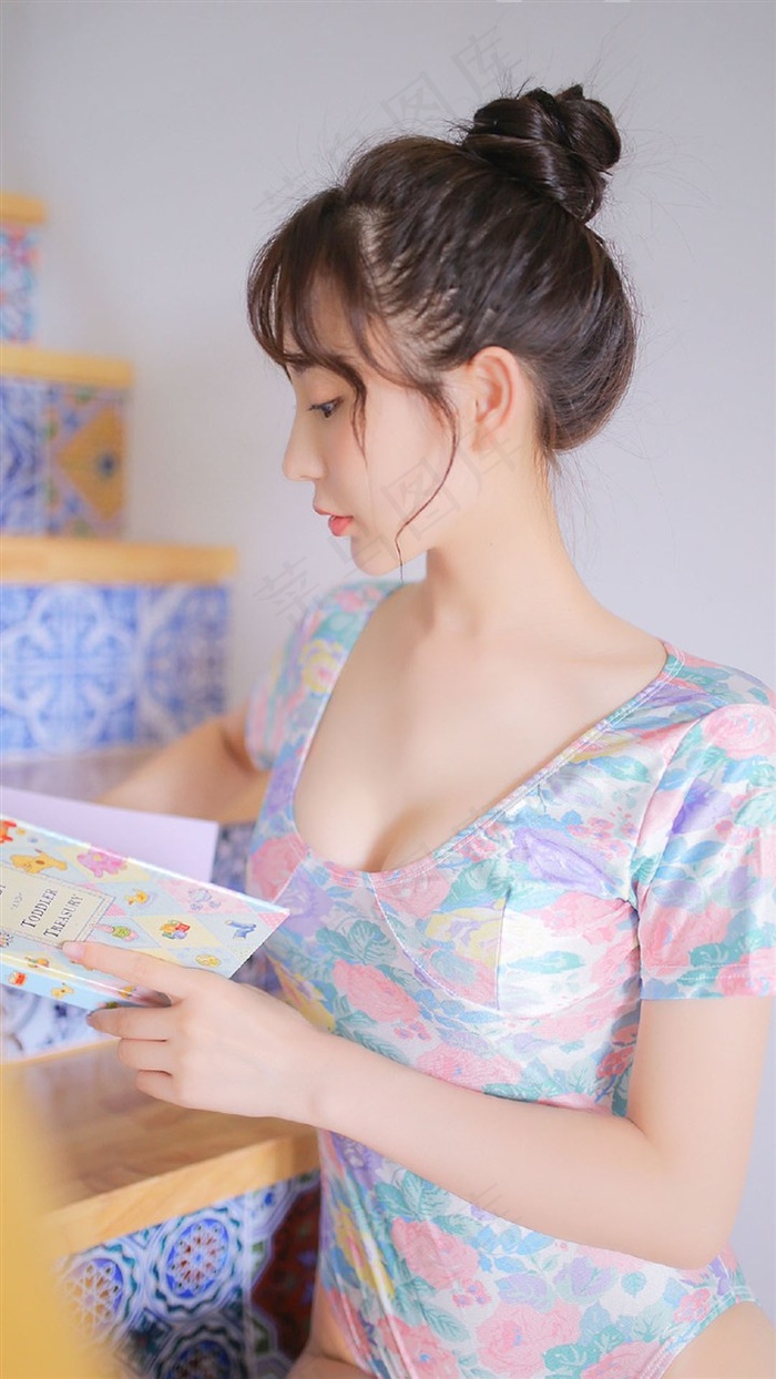 男女晚上开碰碰车