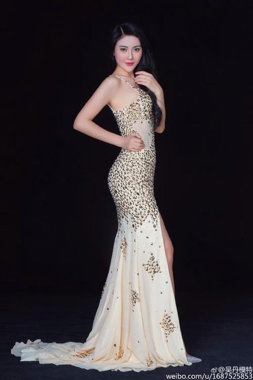 被压到落地玻璃窗前做视频