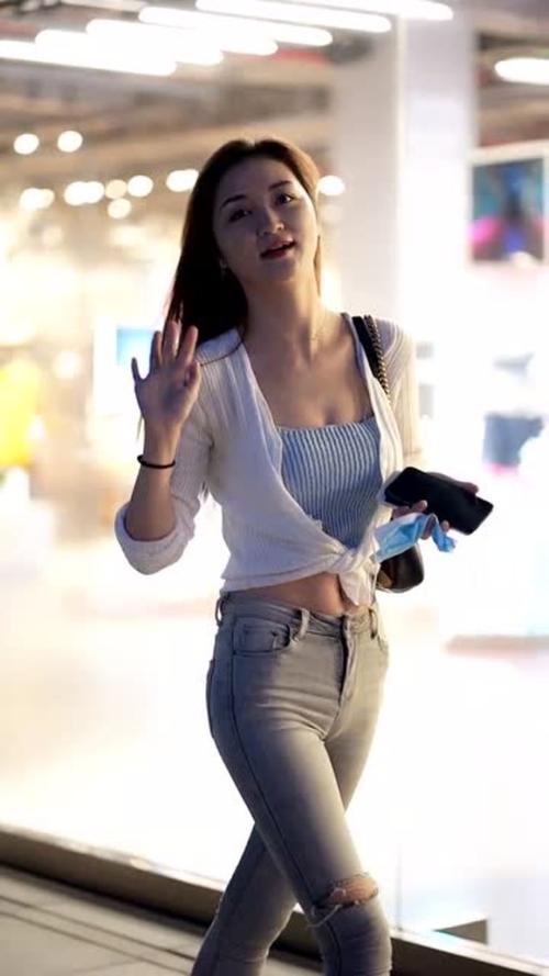 边吃奶边摸下很爽护士