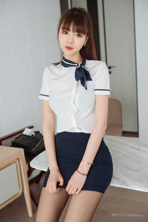 情侣伸进衣服里吃胸视频