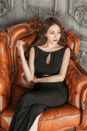 女人趴下脱了内裤光着打屁股视频