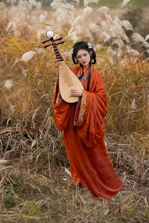 用大把金钱诱惑她在厕所干炮