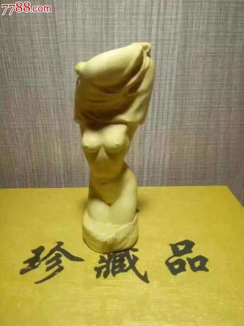 大小阴唇两边的阴毛长的很茂密