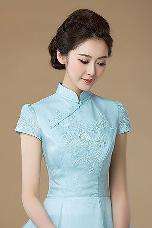 头钻裙子底下喝蜜汁