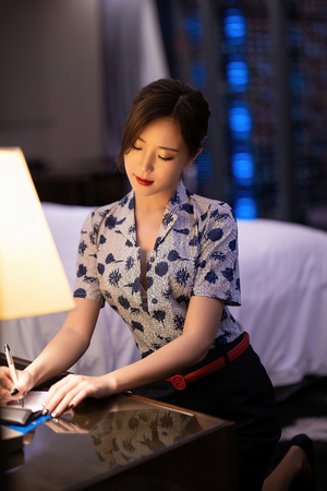 中国美女脱得只剩皮肤图片