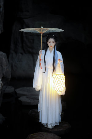 在落地玻璃窗前做