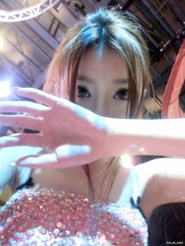 NAKED—ART女人蹲厕所