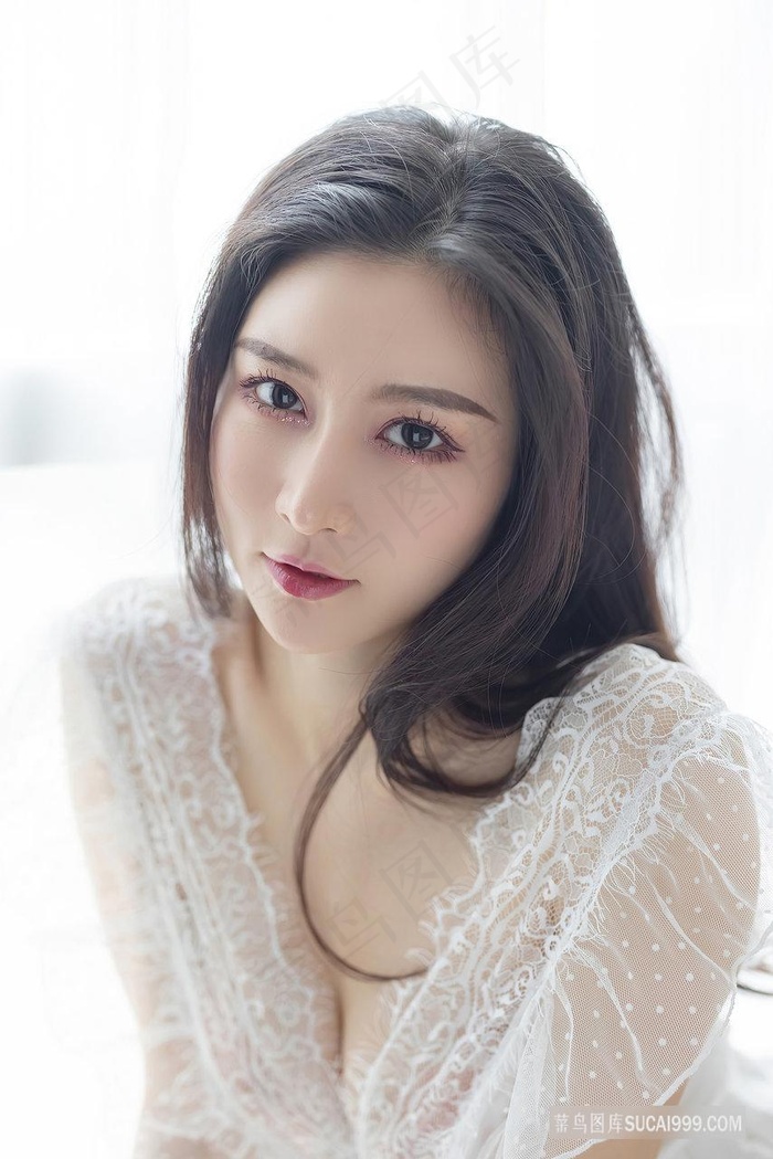 遗影前被亲戚羞辱的寡妇