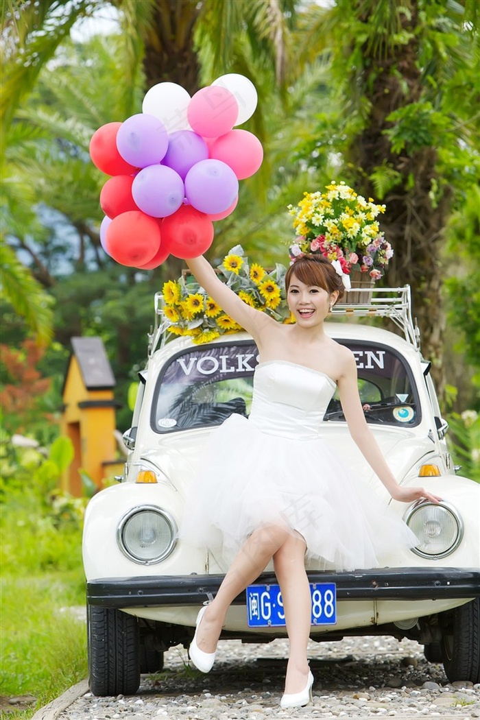 耍蛇人表演时亲吻蛇被咬死