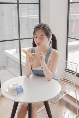 师娘宁中则手握巨龙小说