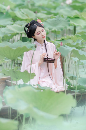 漂亮富婆让老外3p酒店玩弄