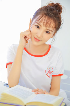 医生含着我的奶边摸边做