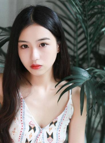 4个裸体女子玩麻将