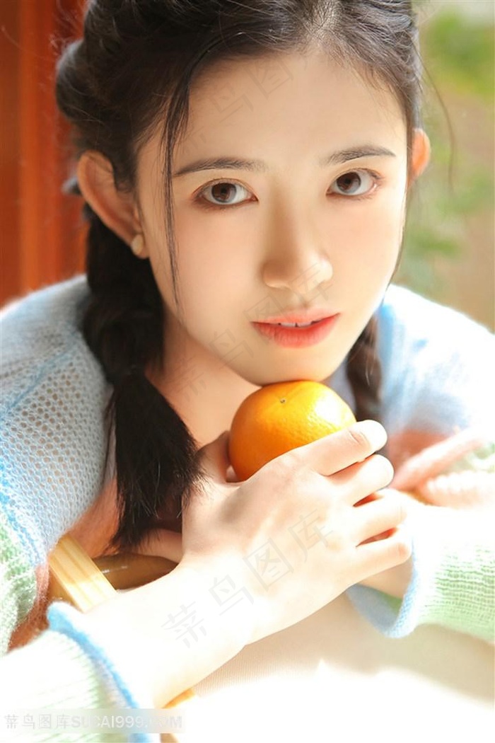 跪在男主人脚边伺候