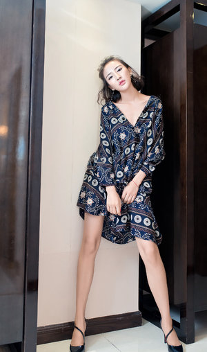 材高挑比例非常好的妖艳小美女