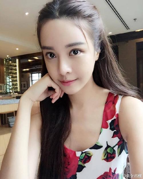 压在窗户上C给别人看